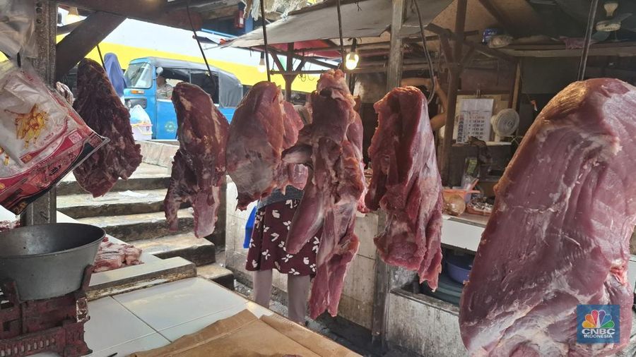 Pedagang daging segar di Pasar Kramat Jati, Jakarta Timur, Jumat (23/1/2026). (CNBC Indonesia/Chandra Dwi Pranata)