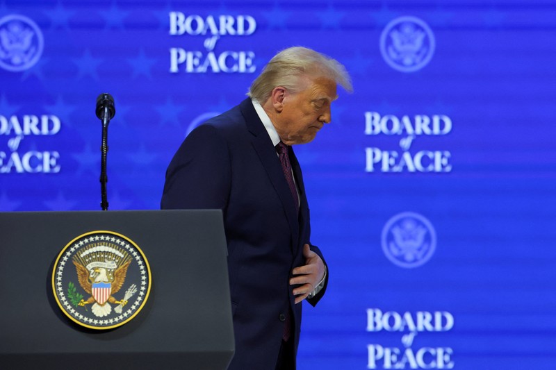 Presiden Prabowo Subianto dan Perdana Menteri Hungaria Viktor Orban (kiri) memegang piagam pendirian yang telah ditandatangani di samping Presiden AS Donald Trump pada pertemuan di Davos, Swiss, Kamis (22/01/2026). (AFP/ Mandel Ngan)