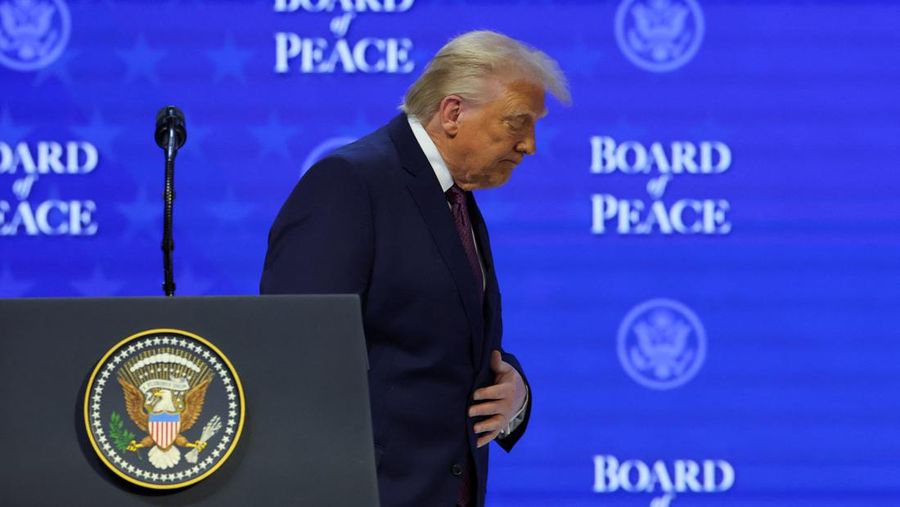 Presiden Prabowo Subianto dan Perdana Menteri Hungaria Viktor Orban (kiri) memegang piagam pendirian yang telah ditandatangani di samping Presiden AS Donald Trump pada pertemuan di Davos, Swiss, Kamis (22/01/2026). (AFP/ Mandel Ngan)