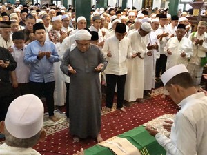Ribuan Warga Salatkan Jenazah Haji Alim di Masjid Agung Palembang
