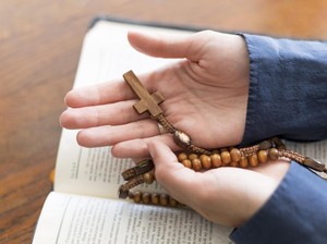 Susunan Doa Rosario Minggu 12 April 2026: Mendalami Misteri Mulia