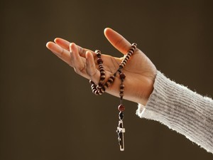 Susunan Doa Rosario Senin 4 Mei 2026: Peristiwa Gembira Penuh Makna