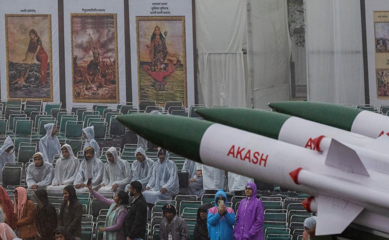 Kendaraan militer India melintas saat gladi bersih untuk parade Hari Republik di tengah hujan di New Delhi, India, 23 Januari 2026. (REUTERS/Adnan Abidi)