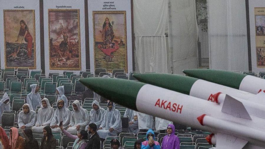Kendaraan militer India melintas saat gladi bersih untuk parade Hari Republik di tengah hujan di New Delhi, India, 23 Januari 2026. (REUTERS/Adnan Abidi)
