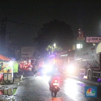 Banjir! Jalan HM Martono Bekasi Lumpuh, Kendaraan Terjebak