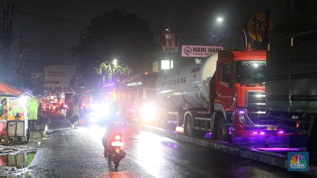 Banjir! Jalan HM Martono Bekasi Lumpuh, Kendaraan Terjebak