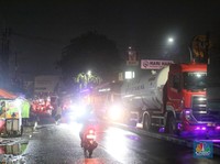 Banjir! Jalan HM Martono Bekasi Lumpuh, Kendaraan Terjebak