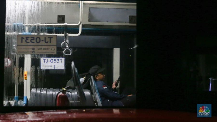 Sejumlah kendaraan terjebak kemacetan panjang di Jalan Raya HM Martono, Bekasi, Jawa Barat, akibat banjir yang merendam wilayah Jatimulya, Kamis (22/1/2026) malam. Genangan air membuat ruas jalan tersebut sempat tidak dapat dilalui kendaraan. (CNBC Indonesia/Tias Budiarto)