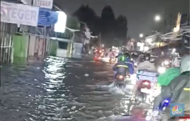 Sejumlah kendaraan terjebak macet akibat banjir melanda Jl. KH. Hasyim Ashari, Ciledug, depan Perumahan Ciledug Indah 1, Jumat (23/1/2026). (CNBC Indonesia/Wilda Asmarini)