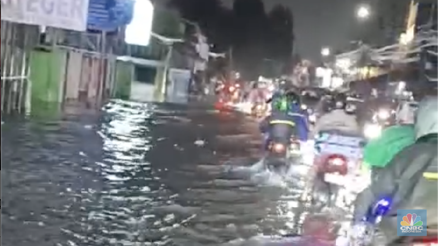 Sejumlah kendaraan terjebak macet akibat banjir melanda Jl. KH. Hasyim Ashari, Ciledug, depan Perumahan Ciledug Indah 1, Jumat (23/1/2026). (CNBC Indonesia/Wilda Asmarini)