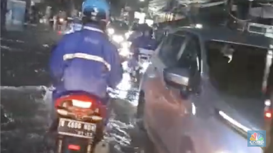 Sejumlah kendaraan terjebak macet akibat banjir melanda Jl. KH. Hasyim Ashari, Ciledug, depan Perumahan Ciledug Indah 1, Jumat (23/1/2026). (CNBC Indonesia/Wilda Asmarini)