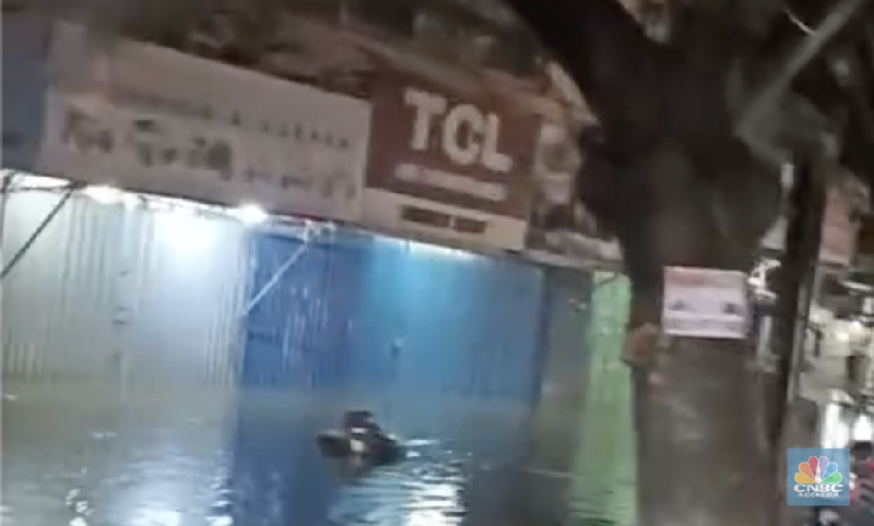 Sejumlah kendaraan terjebak macet akibat banjir melanda Jl. KH. Hasyim Ashari, Ciledug, depan Perumahan Ciledug Indah 1, Jumat (23/1/2026). (CNBC Indonesia/Wilda Asmarini)