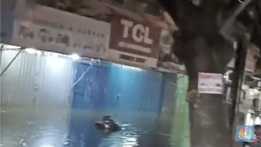 Sejumlah kendaraan terjebak macet akibat banjir melanda Jl. KH. Hasyim Ashari, Ciledug, depan Perumahan Ciledug Indah 1, Jumat (23/1/2026). (CNBC Indonesia/Wilda Asmarini)