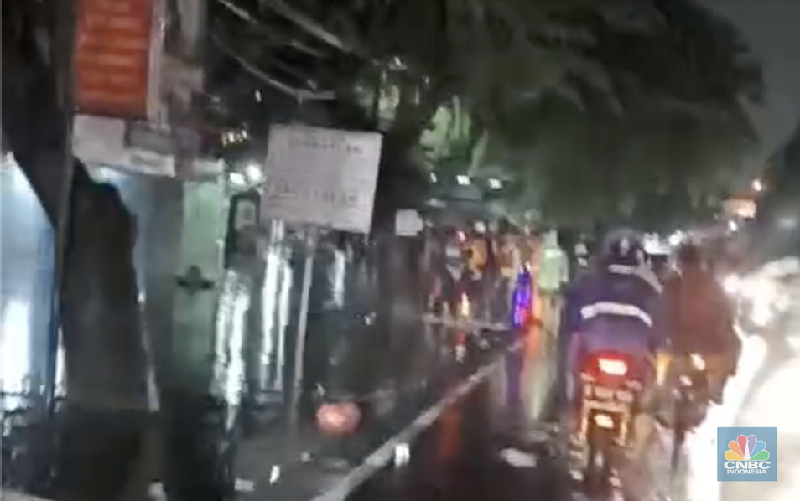 Sejumlah kendaraan terjebak macet akibat banjir melanda Jl. KH. Hasyim Ashari, Ciledug, depan Perumahan Ciledug Indah 1, Jumat (23/1/2026). (CNBC Indonesia/Wilda Asmarini)
