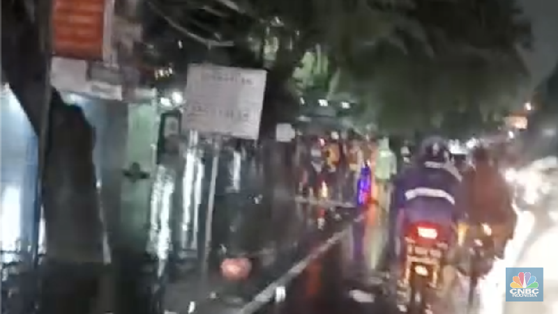 Sejumlah kendaraan terjebak macet akibat banjir melanda Jl. KH. Hasyim Ashari, Ciledug, depan Perumahan Ciledug Indah 1, Jumat (23/1/2026). (CNBC Indonesia/Wilda Asmarini)