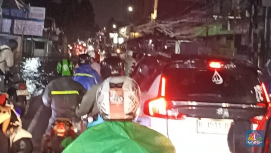 Sejumlah kendaraan terjebak macet akibat banjir melanda Jl. KH. Hasyim Ashari, Ciledug, depan Perumahan Ciledug Indah 1, Jumat (23/1/2026). (CNBC Indonesia/Wilda Asmarini)