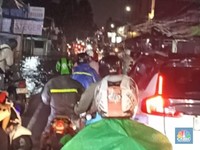 Penampakan Warga Malam-Malam Terjang Banjir di Ciledug-Ruko Terendam