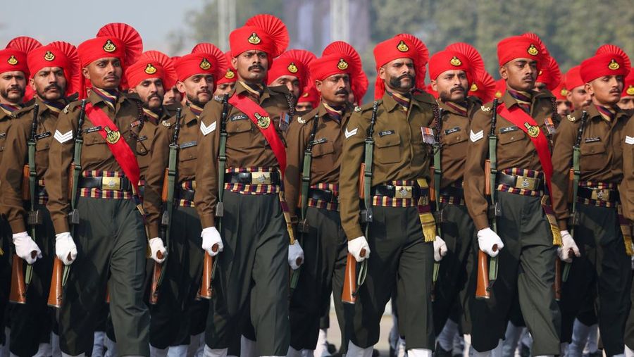 Kendaraan militer India melintas saat gladi bersih untuk parade Hari Republik di tengah hujan di New Delhi, India, 23 Januari 2026. (REUTERS/Adnan Abidi)