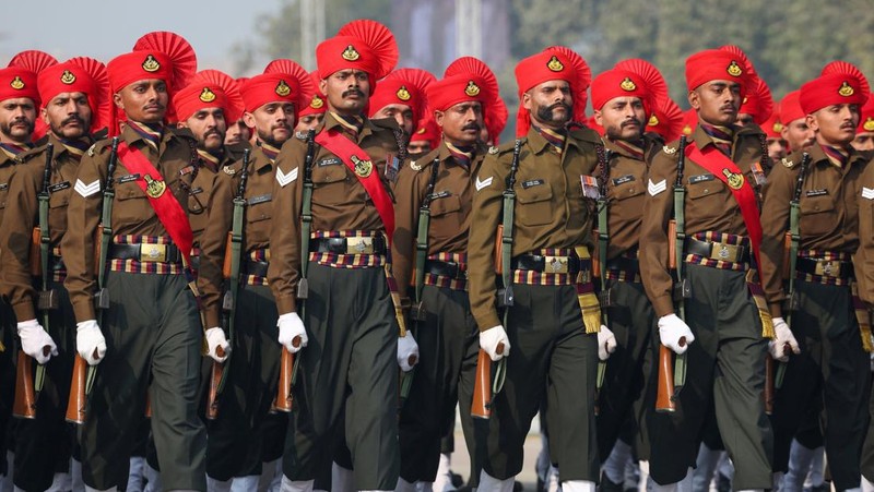 Kendaraan militer India melintas saat gladi bersih untuk parade Hari Republik di tengah hujan di New Delhi, India, 23 Januari 2026. (REUTERS/Adnan Abidi)