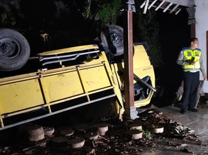 Truk Muat Batako Terjun ke Jurang Sedalam 7 Meter di Karangasem