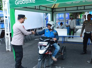 Senyum Disabilitas Lulus Ujian SIM D Bonus Helm Gratis di Polres Gresik