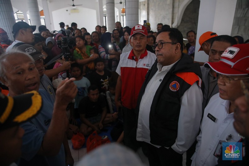 Wakil Gubernur DKI Jakarta, Rano Karno meninjau banjir yang melanda pemukiman penduduk di Kawasan Taman Kota, Kedaung Kali Angke, Jakarta Barat, Jumat (23/1/2026). (CNBC Indonesia/Faisal Rahman)