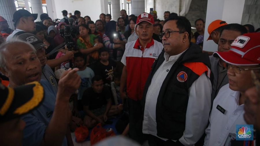 Wakil Gubernur DKI Jakarta, Rano Karno meninjau banjir yang melanda pemukiman penduduk di Kawasan Taman Kota, Kedaung Kali Angke, Jakarta Barat, Jumat (23/1/2026). (CNBC Indonesia/Faisal Rahman)