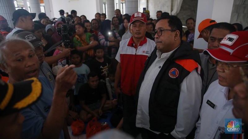 Wakil Gubernur DKI Jakarta, Rano Karno meninjau banjir yang melanda pemukiman penduduk di Kawasan Taman Kota, Kedaung Kali Angke, Jakarta Barat, Jumat (23/1/2026). (CNBC Indonesia/Faisal Rahman)