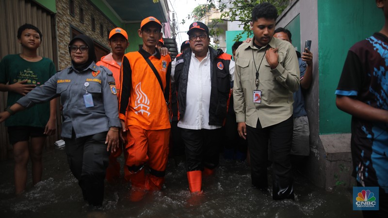 Wakil Gubernur DKI Jakarta, Rano Karno meninjau banjir yang melanda pemukiman penduduk di Kawasan Taman Kota, Kedaung Kali Angke, Jakarta Barat, Jumat (23/1/2026). (CNBC Indonesia/Faisal Rahman)