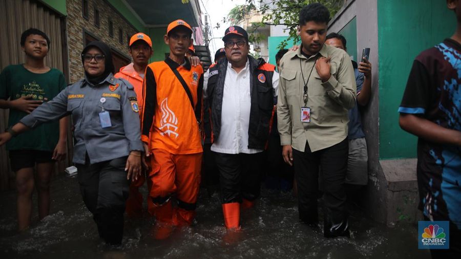 Wakil Gubernur DKI Jakarta, Rano Karno meninjau banjir yang melanda pemukiman penduduk di Kawasan Taman Kota, Kedaung Kali Angke, Jakarta Barat, Jumat (23/1/2026). (CNBC Indonesia/Faisal Rahman)