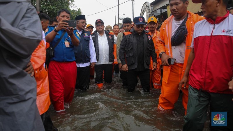 Wakil Gubernur DKI Jakarta, Rano Karno meninjau banjir yang melanda pemukiman penduduk di Kawasan Taman Kota, Kedaung Kali Angke, Jakarta Barat, Jumat (23/1/2026). (CNBC Indonesia/Faisal Rahman)