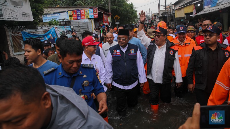 Wakil Gubernur DKI Jakarta, Rano Karno meninjau banjir yang melanda pemukiman penduduk di Kawasan Taman Kota, Kedaung Kali Angke, Jakarta Barat, Jumat (23/1/2026). (CNBC Indonesia/Faisal Rahman)