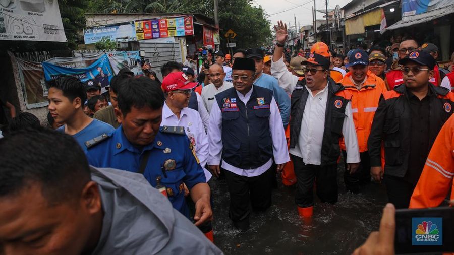 Wakil Gubernur DKI Jakarta, Rano Karno meninjau banjir yang melanda pemukiman penduduk di Kawasan Taman Kota, Kedaung Kali Angke, Jakarta Barat, Jumat (23/1/2026). (CNBC Indonesia/Faisal Rahman)