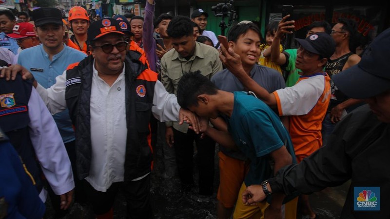 Wakil Gubernur DKI Jakarta, Rano Karno meninjau banjir yang melanda pemukiman penduduk di Kawasan Taman Kota, Kedaung Kali Angke, Jakarta Barat, Jumat (23/1/2026). (CNBC Indonesia/Faisal Rahman)