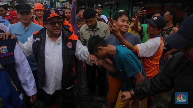 Momen Rano Karno Turun Gunung Tinjau Banjir Jakbar-Temui Pengungsi