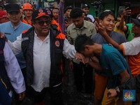 Momen Rano Karno Turun Gunung Tinjau Banjir Jakbar-Temui Pengungsi