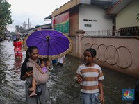 Jalan Hilang Terendam! Penampakan Warga Kedaung-Jakbar Terjang Banjir