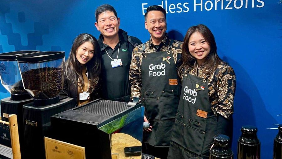 Anthony Tan, Group CEO & Co-Founder Grab (kedua kiri) bersama istri (kiri), mengunjungi booth Mitra UMKM Grab asal Medan dan perwakilan UMKM Indonesia, Coffeenatics, yang menampilkan cita rasa kopi nusantara ke panggung global di Paviliun Indonesia, World Economic Forum 2026 Davos, Swiss (21/1). (Dok. Grab)