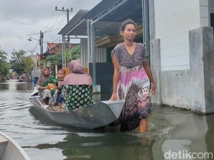 Perahu Jadi Transportasi Andalan Warga Lamongan Saat Banjir Bengawan Jero