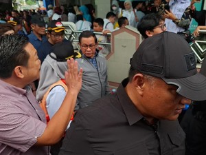 Video Pramono Tinjau Banjir Rawa Buaya, Warga Todong Minta Tambah Pompa Air