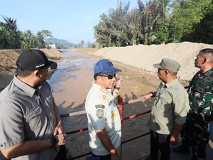 Tinjau Lokasi Bencana, Tito Puji Normalisasi Sungai di Tapteng