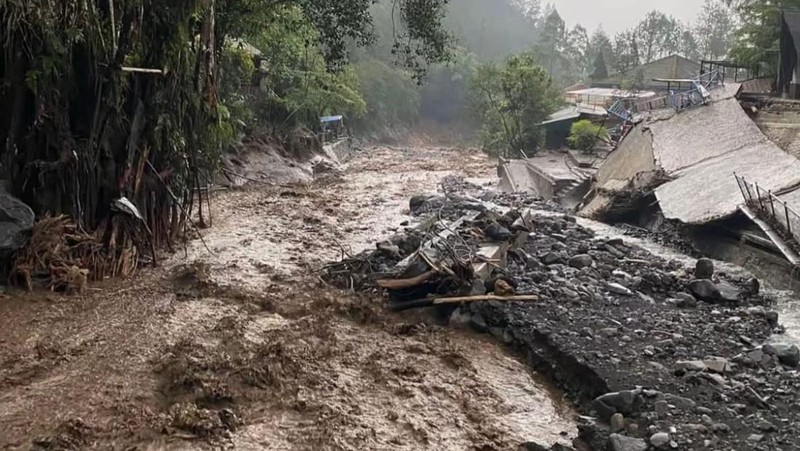 Kondisi kawasan guci setelah dihantam banjir bandang. (Dok. Detikcom/Imam Suripto)