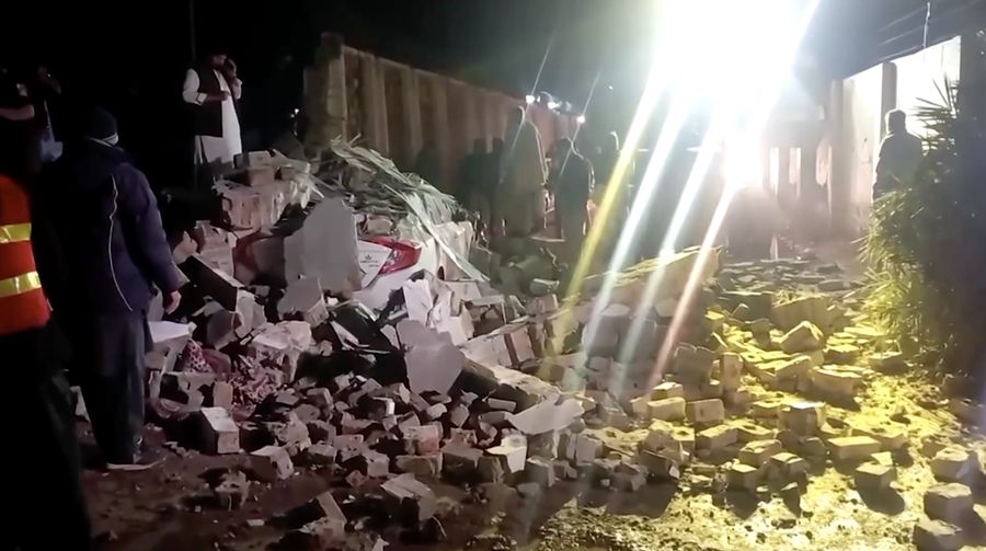 Ledakan terjadi di sebuah rumah yang tengah menggelar perayaan pernikahan di kota Dera Ismail Khan, Pakistan barat laut, pada Jumat malam (23/1/2025). (Tangkapan Layar Video Reuters/)