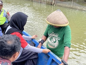 Obati Warga, Nakes di Pati Terobos Banjir 1 Meter Gunakan Perahu