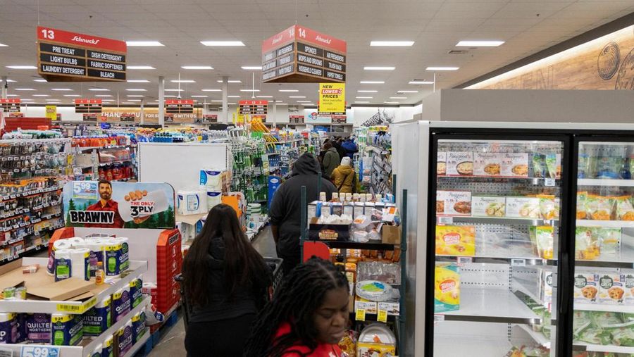 Rak-rak penyimpanan bahan makanan pokok rumah tangga hampir kosong karena badai musim dingin besar memicu aksi beli besar-besaran di Tulsa, Oklahoma, 23 Januari 2026, seperti terlihat dalam cuplikan video ini. (REUTERS/Eric Cox)