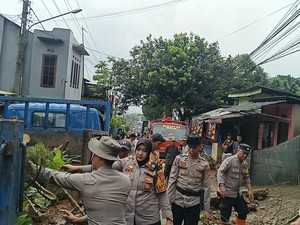 Polisi dan Warga Bahu-membahu Atasi Longsor yang Tutup Jalur Alternatif Puncak Bogor