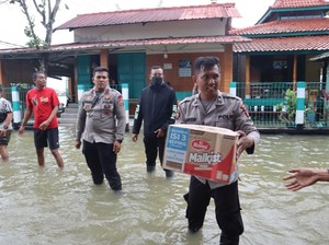 Kapolda Metro Jaya Salurkan Bantuan untuk Korban Banjir di Bekasi