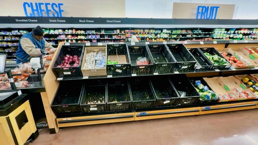 Rak-rak penyimpanan bahan makanan pokok rumah tangga hampir kosong karena badai musim dingin besar memicu aksi beli besar-besaran di Tulsa, Oklahoma, 23 Januari 2026, seperti terlihat dalam cuplikan video ini. (REUTERS/Eric Cox)