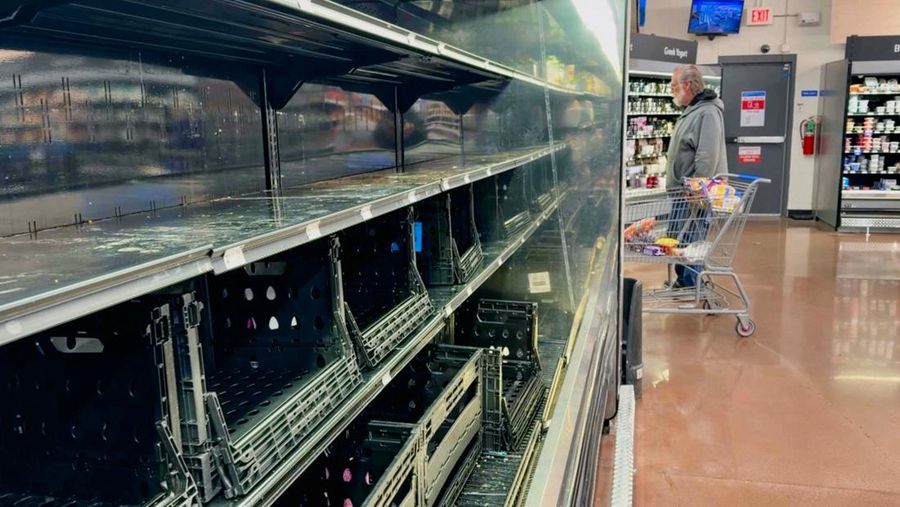 Rak-rak penyimpanan bahan makanan pokok rumah tangga hampir kosong karena badai musim dingin besar memicu aksi beli besar-besaran di Tulsa, Oklahoma, 23 Januari 2026, seperti terlihat dalam cuplikan video ini. (REUTERS/Eric Cox)