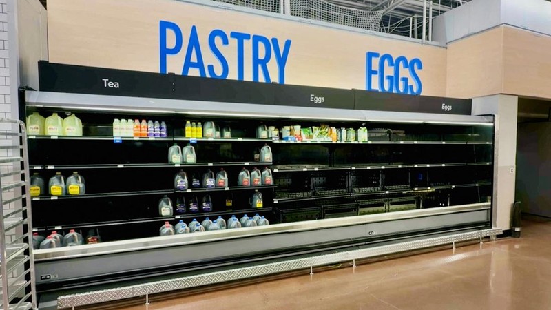 Rak-rak penyimpanan bahan makanan pokok rumah tangga hampir kosong karena badai musim dingin besar memicu aksi beli besar-besaran di Tulsa, Oklahoma, 23 Januari 2026, seperti terlihat dalam cuplikan video ini. (REUTERS/Eric Cox)